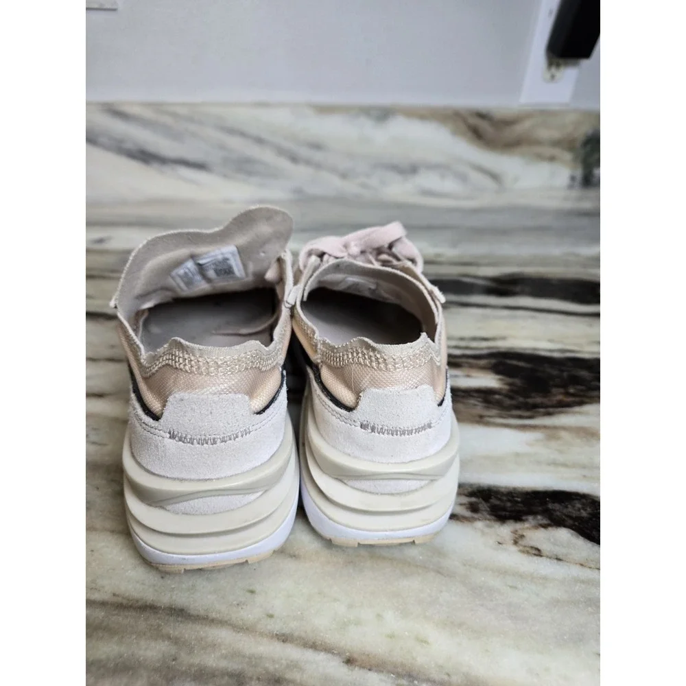 Nike very minimal